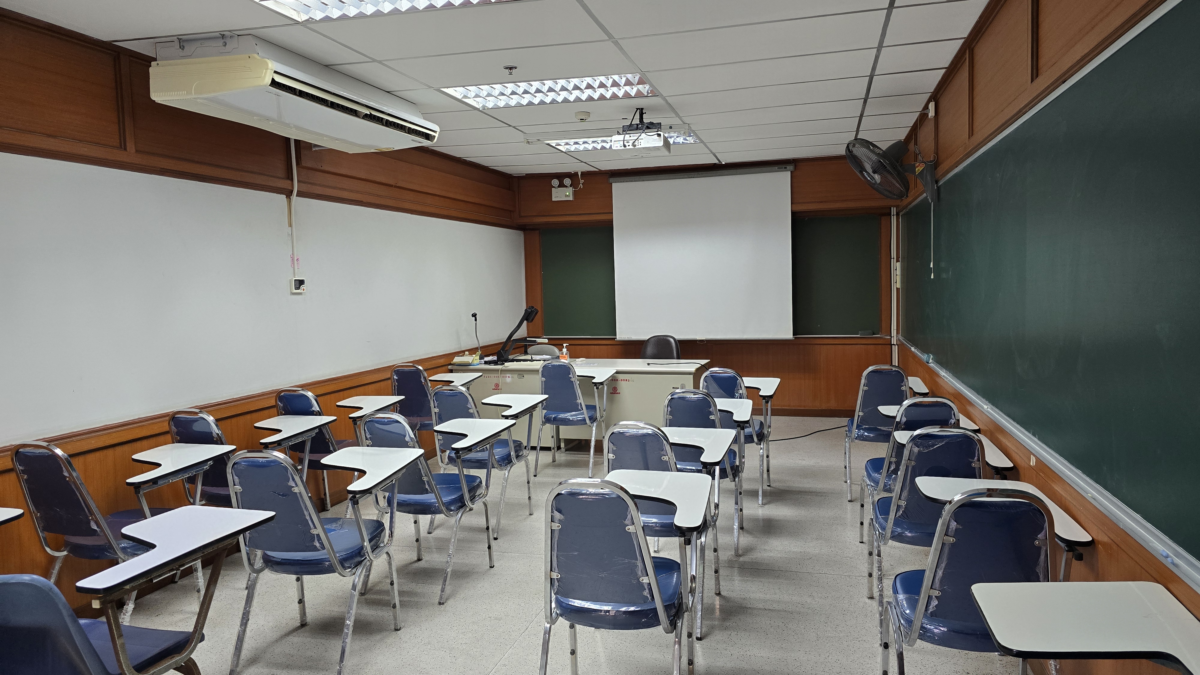 ห้องบรรยาย 10-517B จำนวน 20 ที่นั่ง