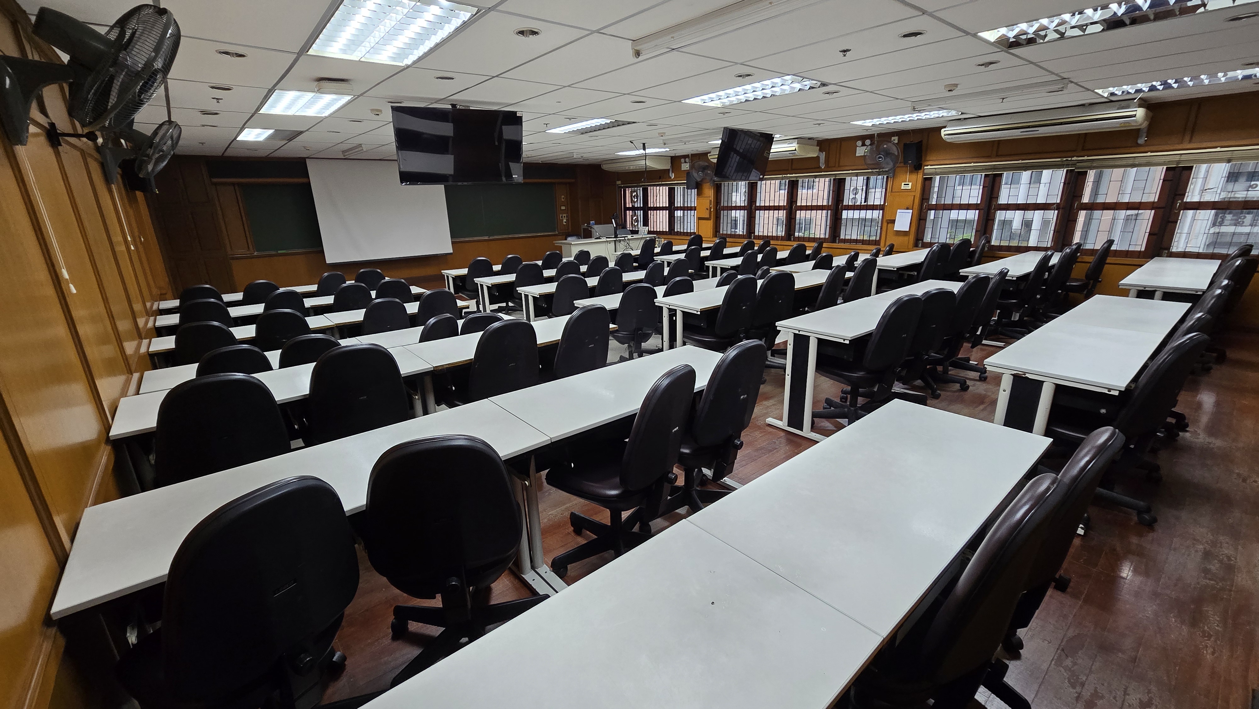 ห้อง Graphing Calculator Laboratory (10-518) 