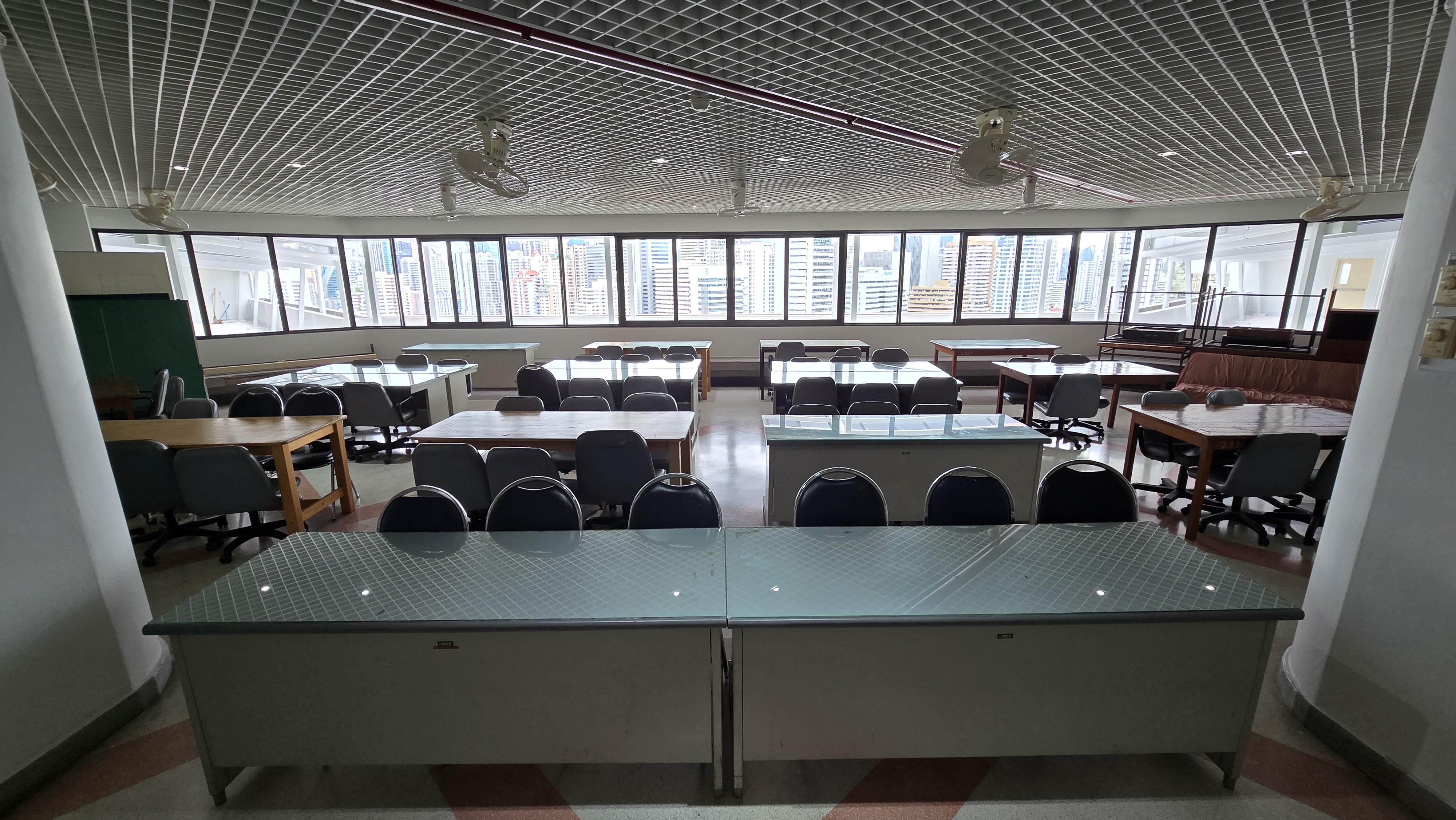 พื้นที่พักผ่อน ระหว่างรอเรียน / Co-Learning Space โถงกลางชั้น 19